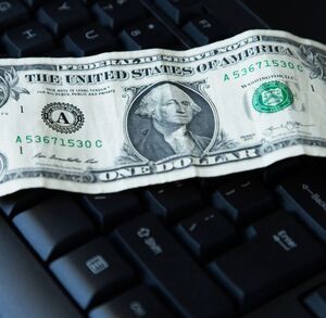 La diferencia entre ambos precios se conoce como spread.