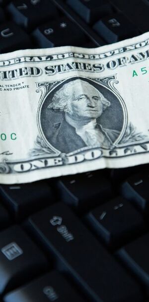 La diferencia entre ambos precios se conoce como spread.