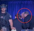 Agentes del Servicio Secreto evacúan a Donald Trump tras un tiroteo durante la cena de corresponsales en Washington.