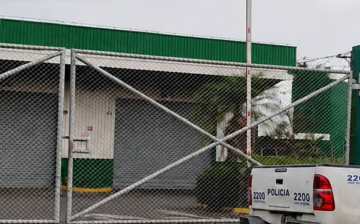 Las autoridades investigan el doble homicidio y el robo de un arma de fuego perteneciente a las víctimas.
