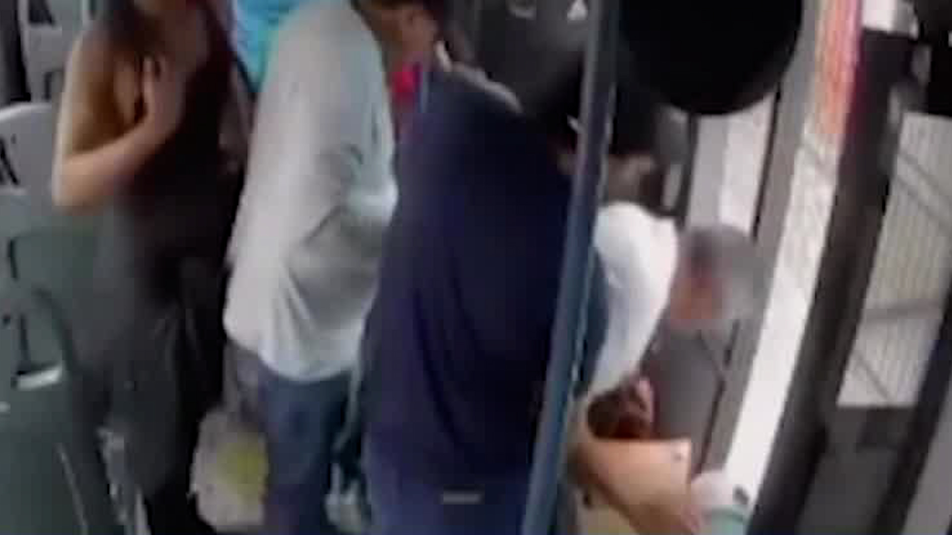 Banda opera en autobuses con timo de distracción | VIDEO