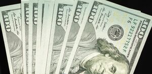 La diferencia entre ambos precios se conoce como spread.