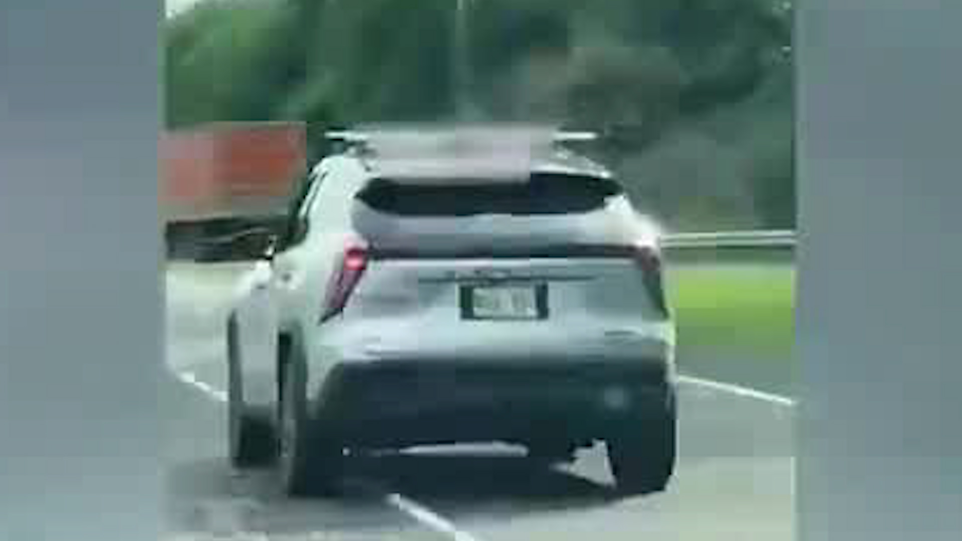 Menores viajan en el quemacocos de auto | VIDEO