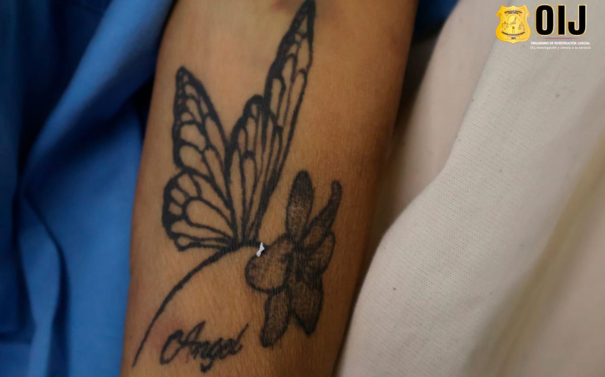 Uno de los tatuajes que tiene la mujer es una mariposa sobre una flor y debajo el nombre “Angel”. (OIJ)