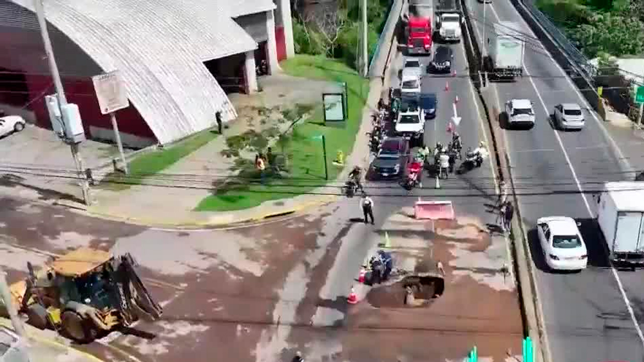Fuga de agua generó caos vial en La Uruca | VIDEO