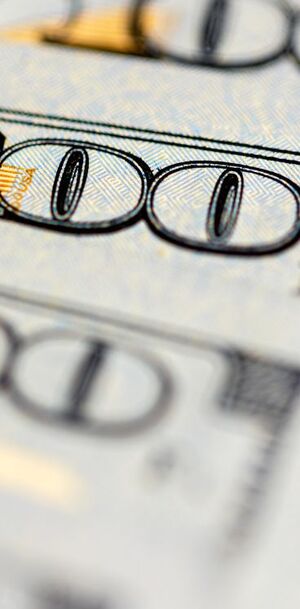 La diferencia entre ambos precios se conoce como spread.