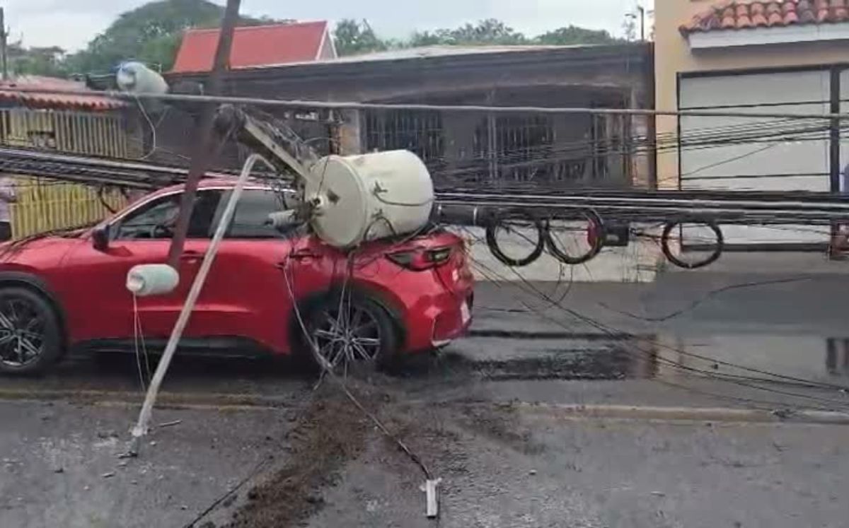 Las autoridades mantienen cerrada la vía.