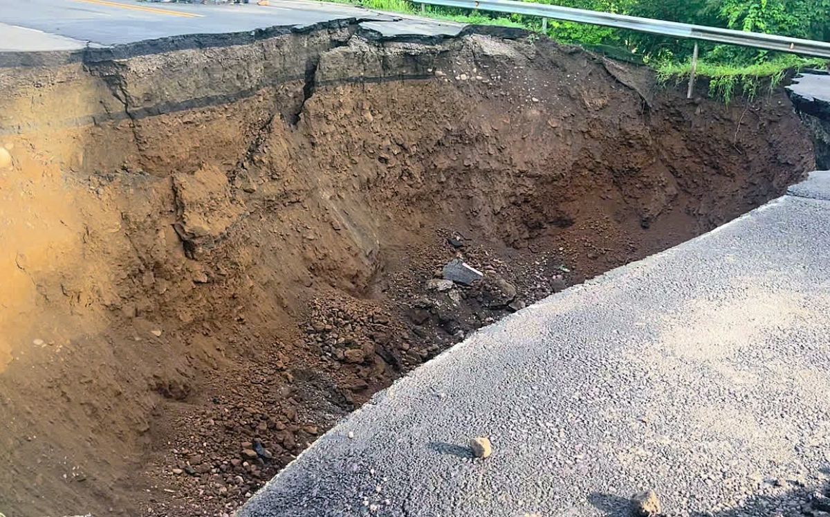 Las lluvias habrían provocado el colapso de una alcantarilla.