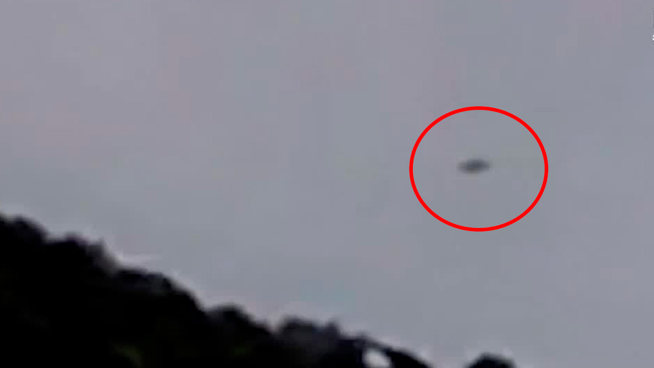 Objetos no identificados cruzan el cielo en instantes