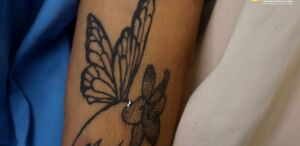 Uno de los tatuajes que tiene la mujer es una mariposa sobre una flor y debajo el nombre “Angel”. (OIJ)