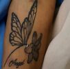 Uno de los tatuajes que tiene la mujer es una mariposa sobre una flor y debajo el nombre “Angel”. (OIJ)