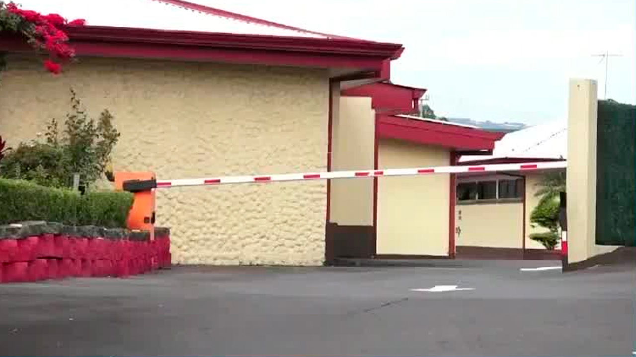 Vehículo chocó contra habitación de motel
