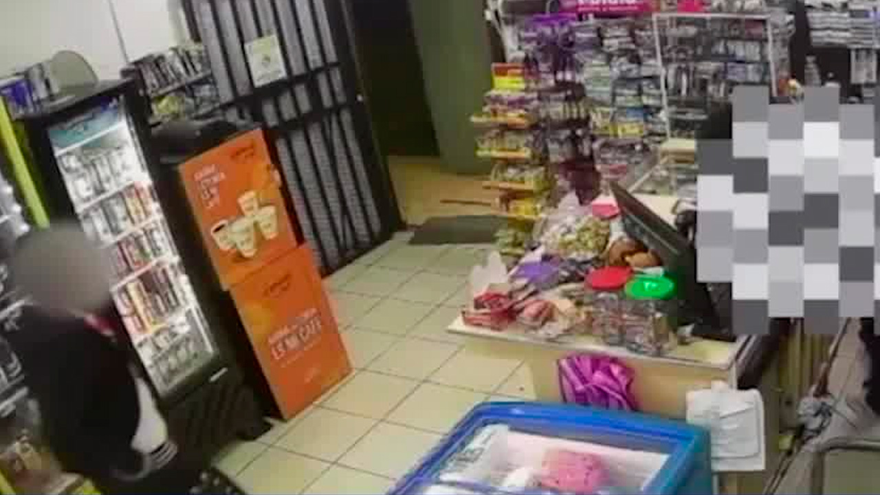 Hombre roba bebidas alcohólicas en supermercado | VIDEO