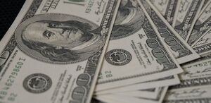 La diferencia entre ambos precios se conoce como spread.