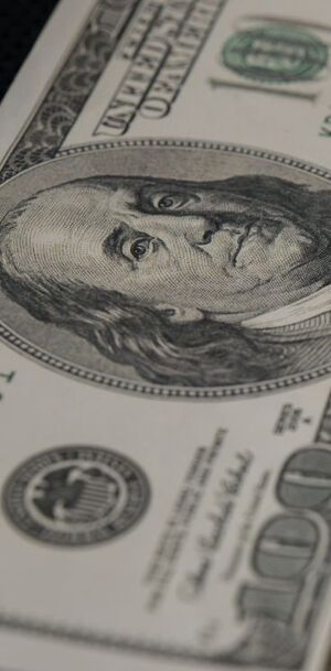 La diferencia entre ambos precios se conoce como spread.