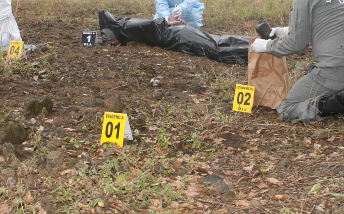 Agentes del OIJ realizaron el levantamiento del cuerpo en Limón 2000.