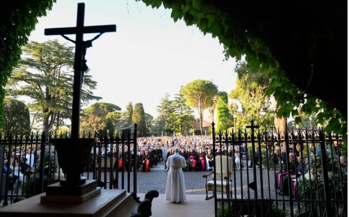El Papa presidió el rosario de clausura del mes mariano en el Vaticano. (@Vatican Media)