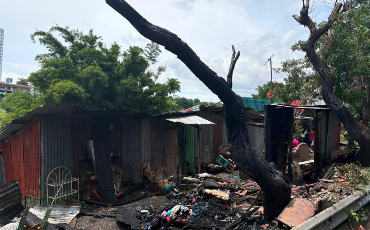 Fuego arraza vivienda y afecta otras 25 en La Uruca