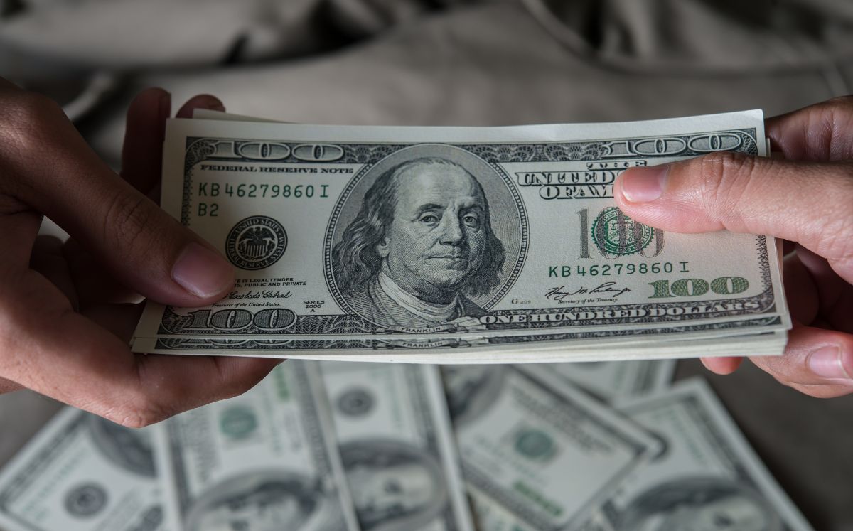 La diferencia entre ambos precios se conoce como spread.