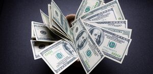 La diferencia entre ambos precios se conoce como spread.