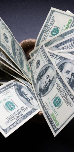 La diferencia entre ambos precios se conoce como spread.