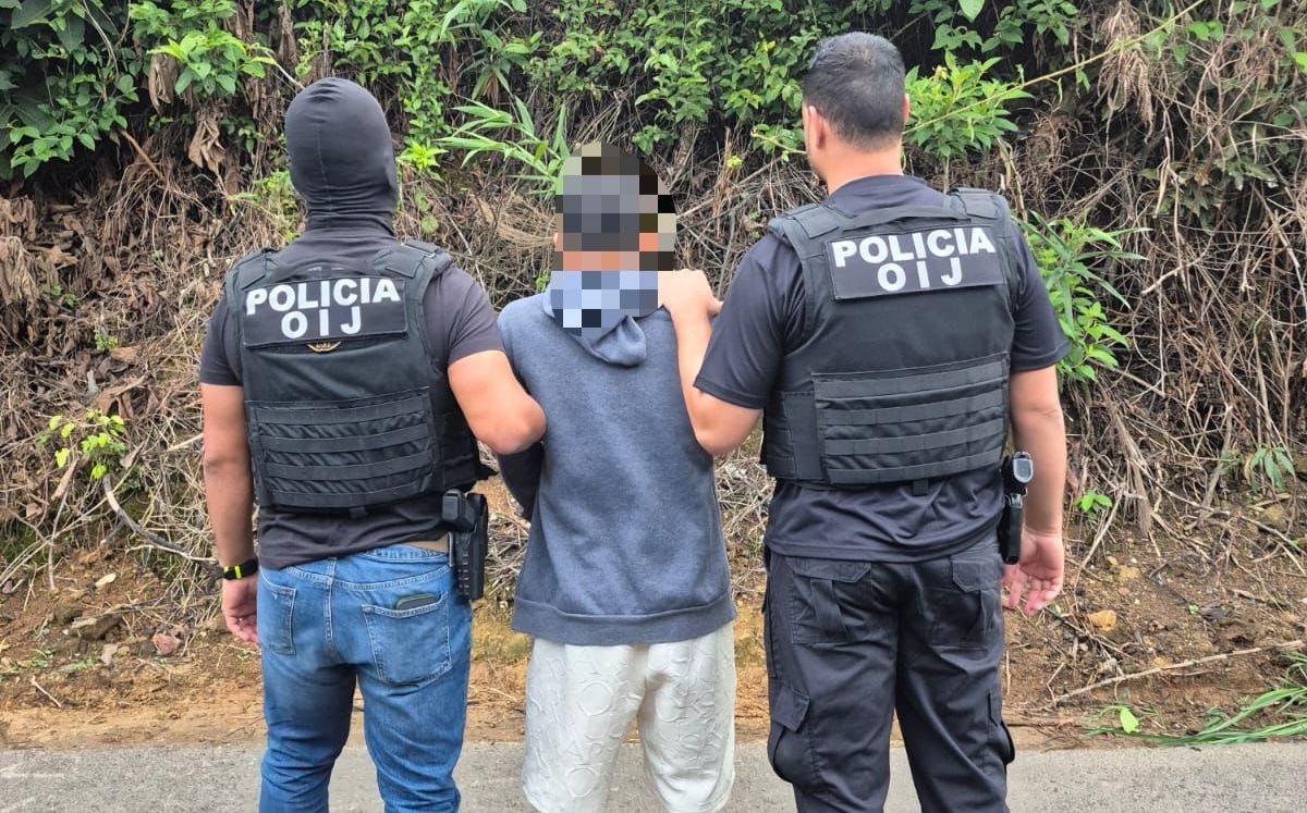 Sospechoso detenido por los agentes judiciales. (OIJ)