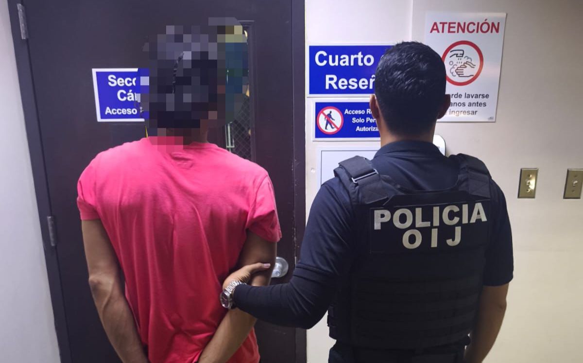Uno de los sospechosos detenidos por los agentes judiciales. (OIJ)