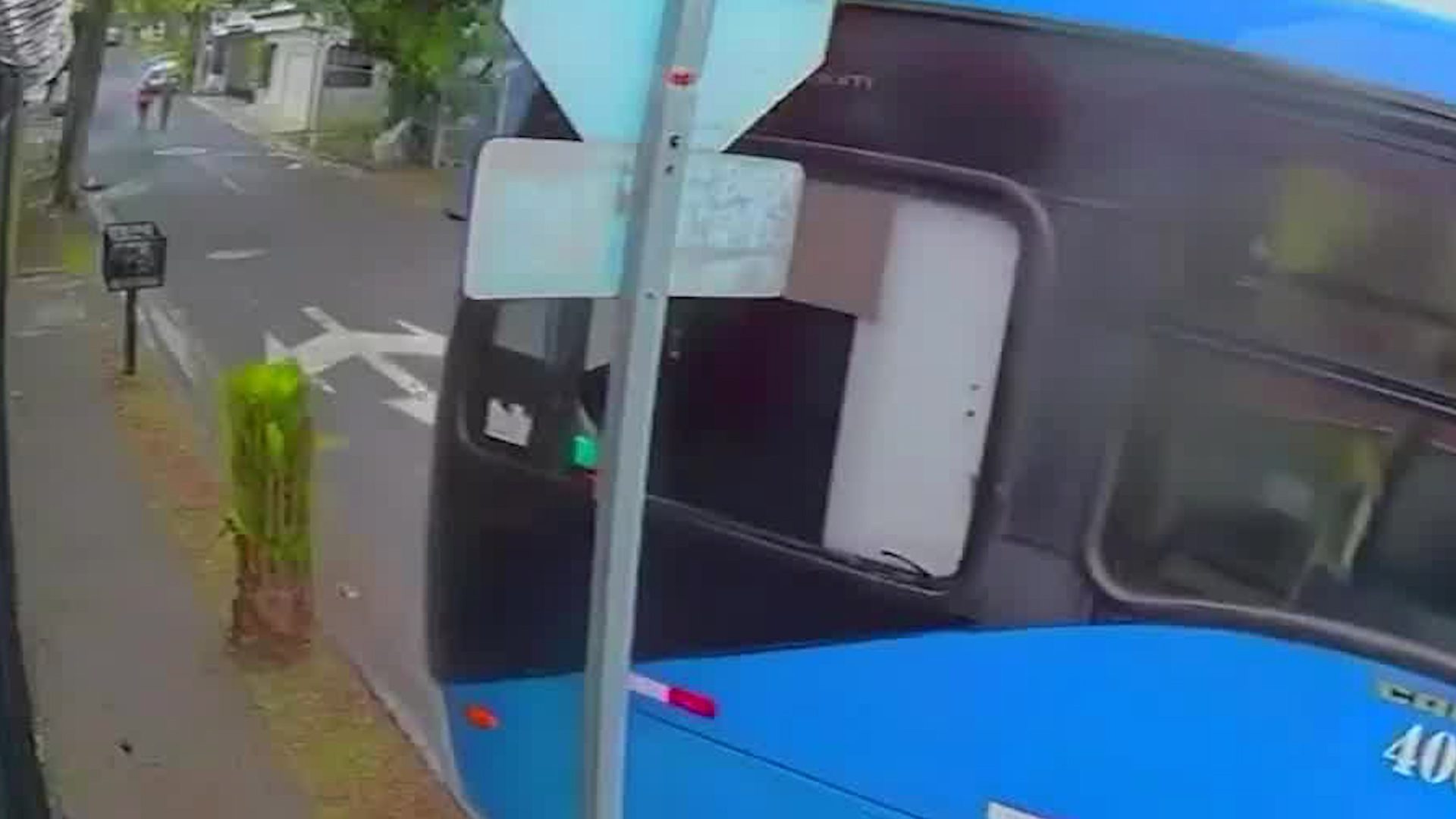 Autobús impacta señal de tránsito en Santa Ana | VIDEO