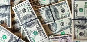 La diferencia entre ambos precios se conoce como spread.