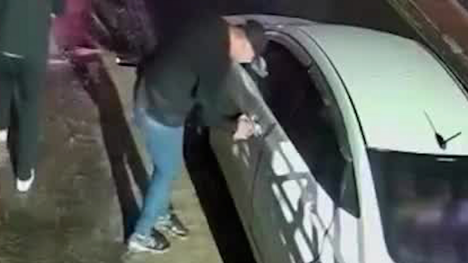 Sujeto abre vehículo en segundos y roba objetos | VIDEO