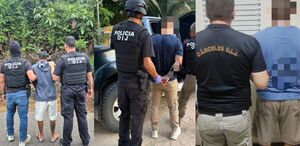 Tres de los oficiales detenidos por los agentes judiciales. (OIJ)