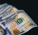 La diferencia entre ambos precios se conoce como spread.