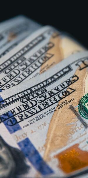 La diferencia entre ambos precios se conoce como spread.