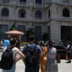 El temblor fue a unos 100 kilómetros del extremo occidental de la isla. (AFP)