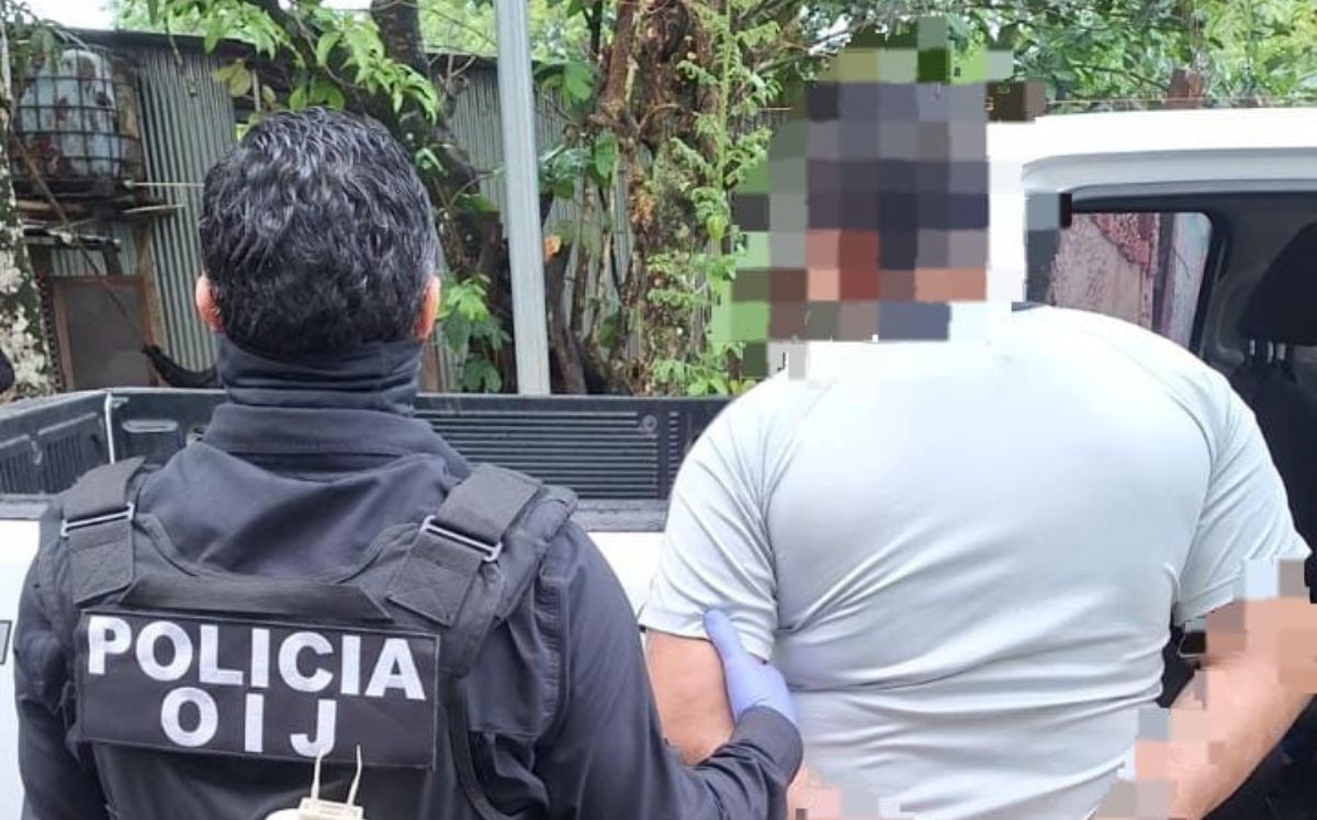 Uno de los sospechosos por los agentes judiciales. (OIJ)