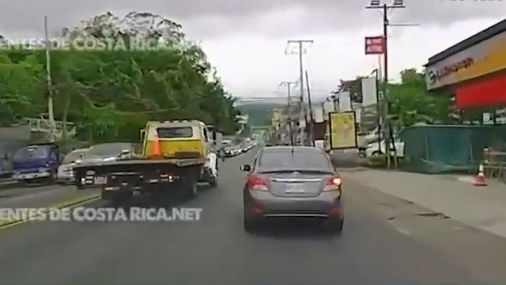 Conductor chocó vehículo y se dio a la fuga | VIDEO