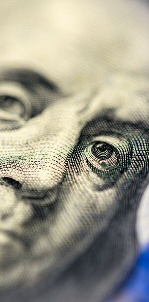 La diferencia entre ambos precios se conoce como spread.
