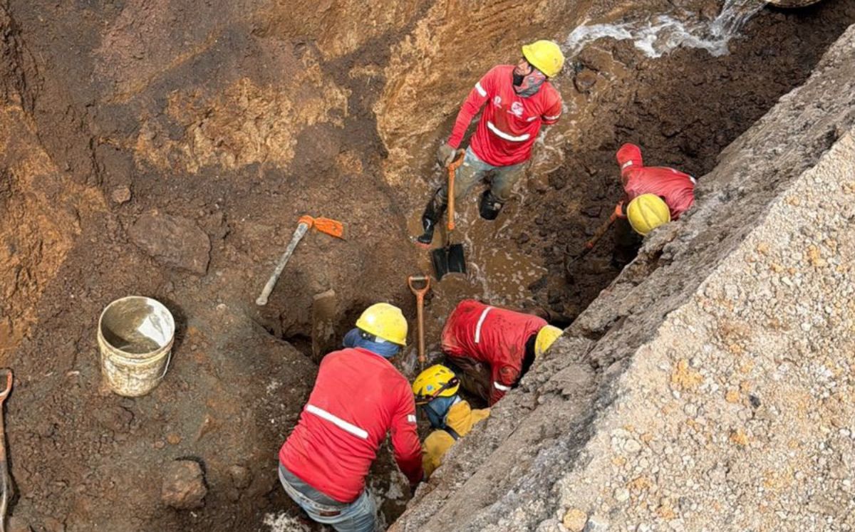 Las labores de rescate continúan en el sitio.. (Cuerpo de Bomberos)
