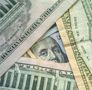 La diferencia entre ambos precios se conoce como spread.