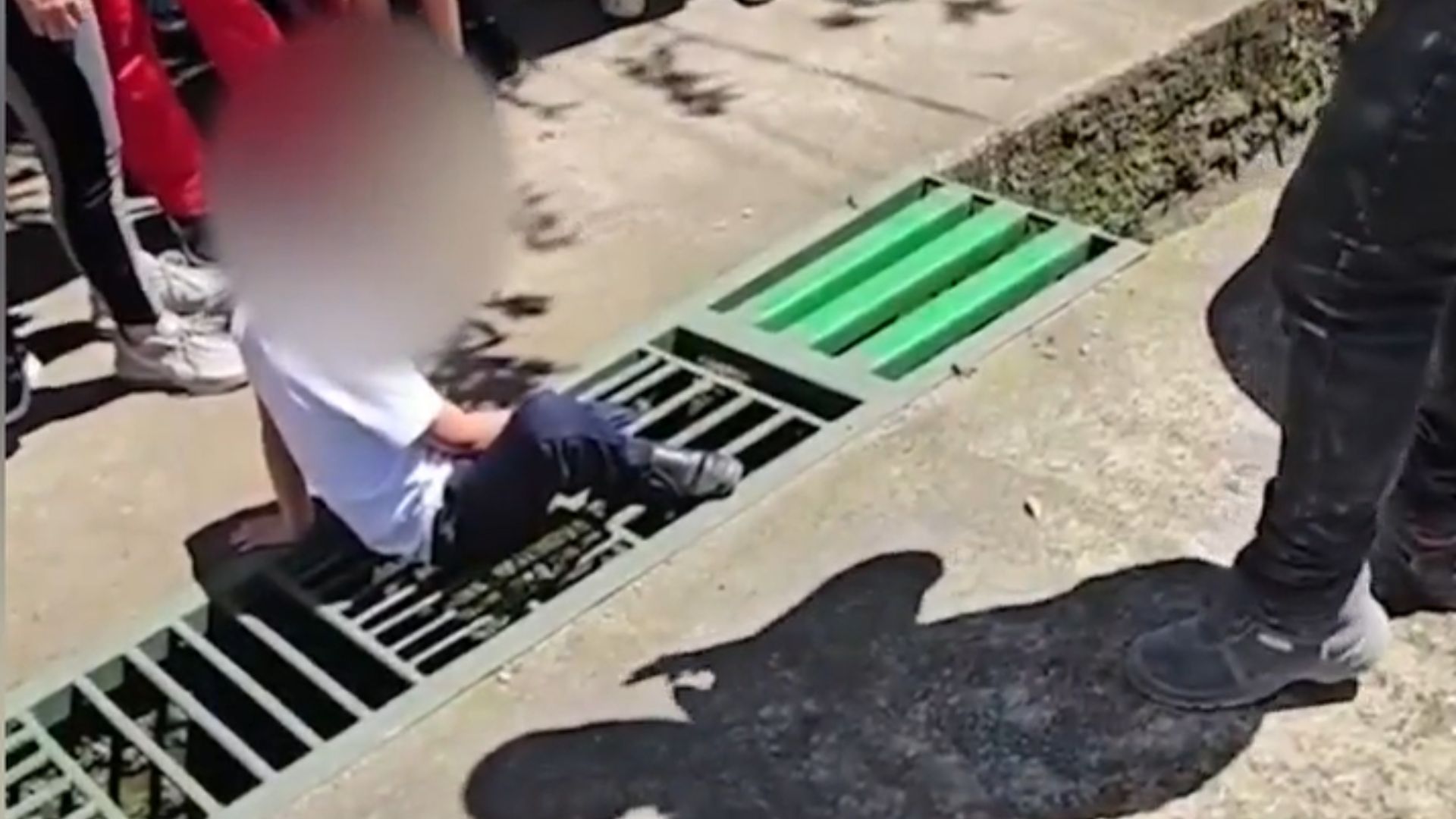 Menor quedó atrapado en rejilla de alcantarilla | VIDEO