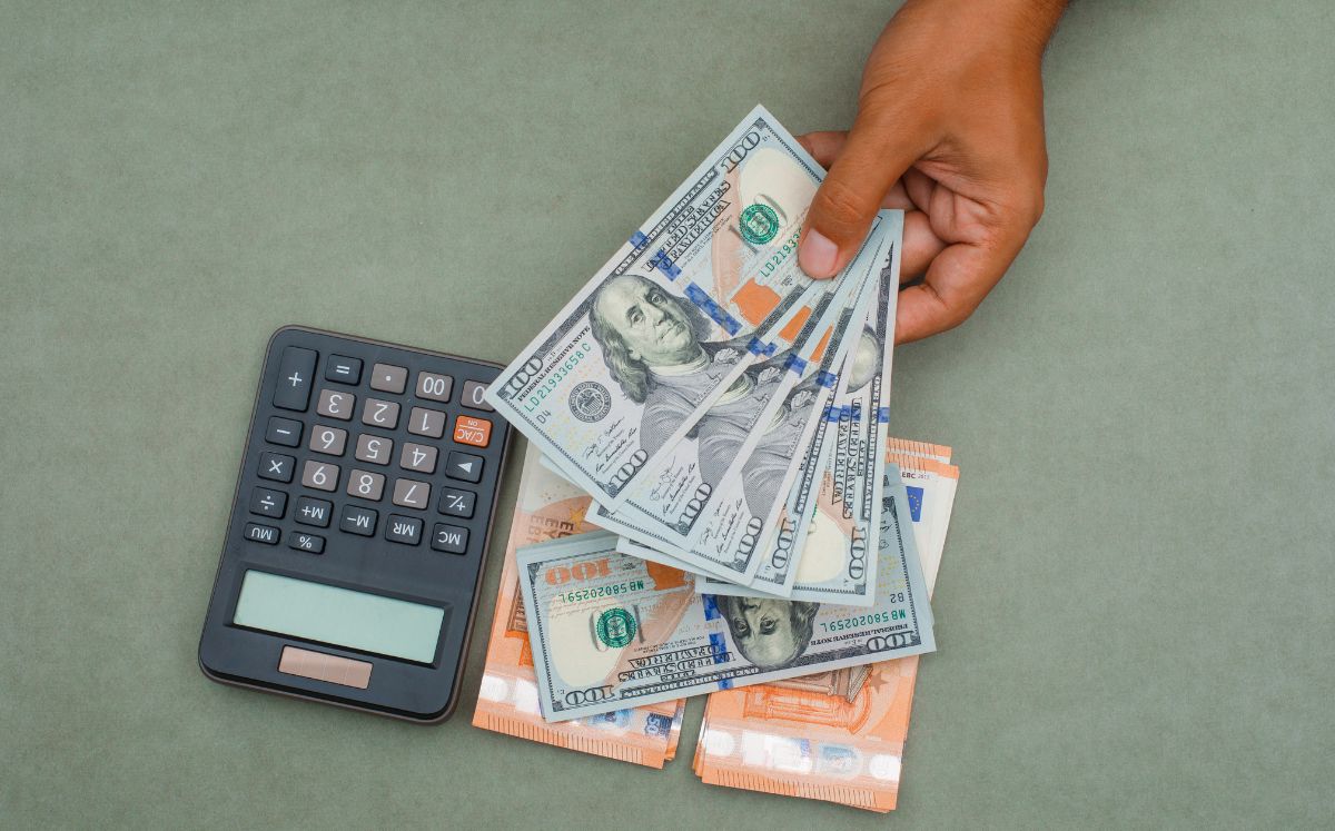 La diferencia entre ambos precios se conoce como spread.