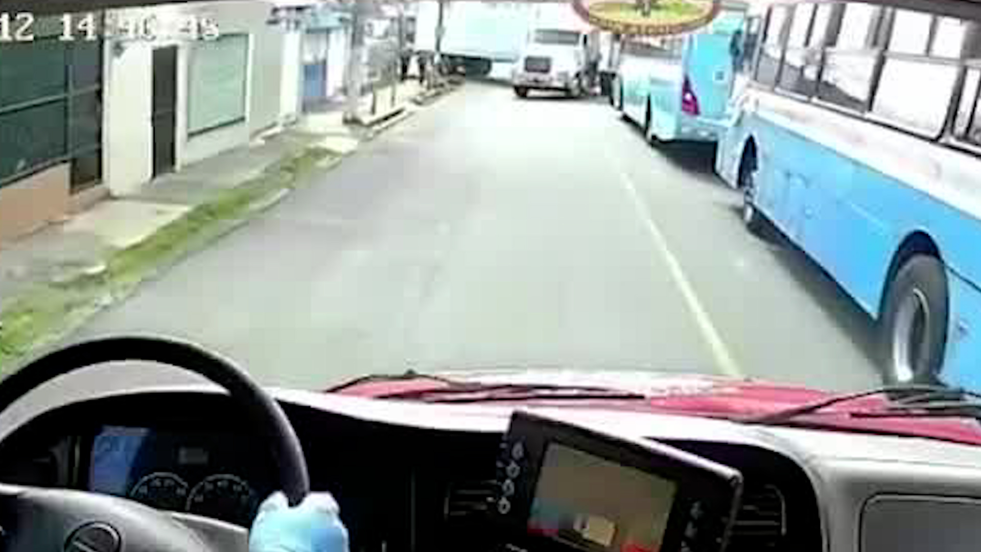 Tráiler obstruye paso de ambulancia en Guadalupe | VIDEO
