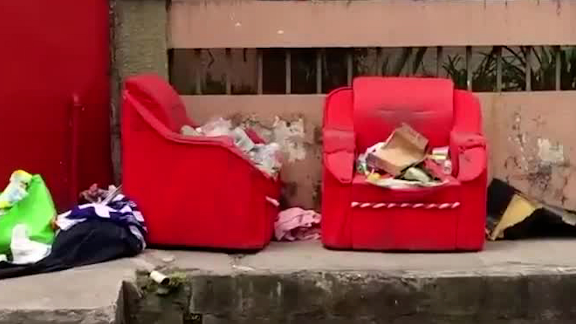 Abandonan mueble sobre acera pública en Desamparados | VIDEO