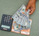 La diferencia entre ambos precios se conoce como spread.