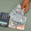 La diferencia entre ambos precios se conoce como spread.