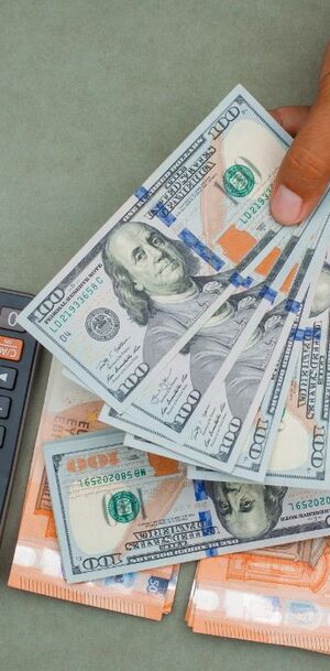 La diferencia entre ambos precios se conoce como spread.