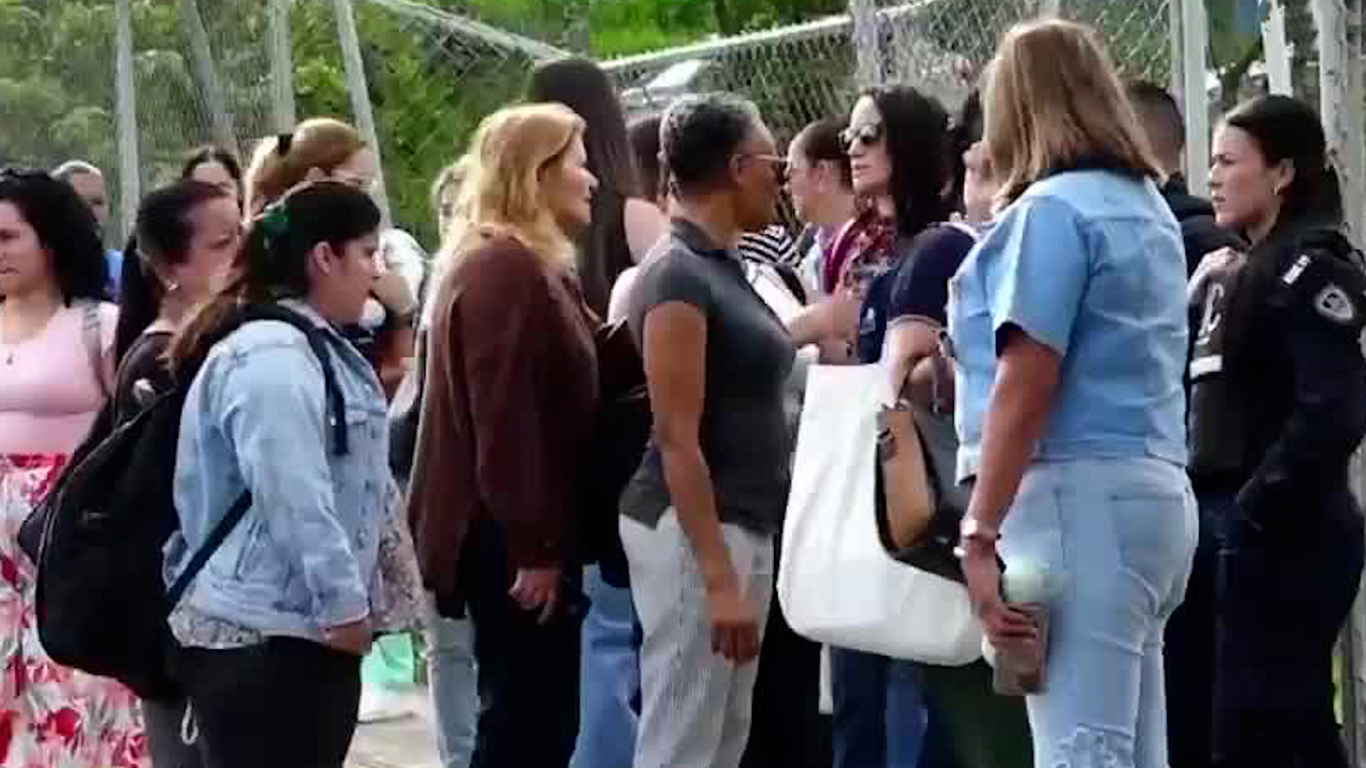 Madres cierran Escuela Apolinar Lobo Umaña