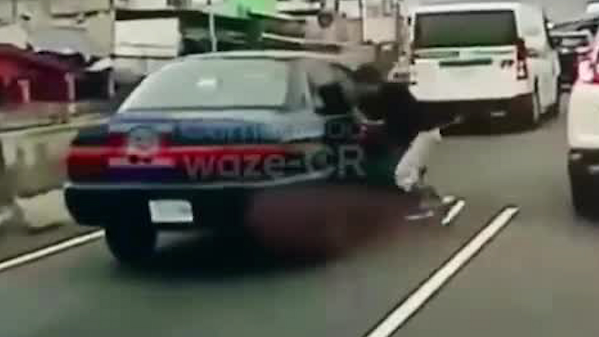 Sujeto asalta a conductor en Circunvalación | VIDEO