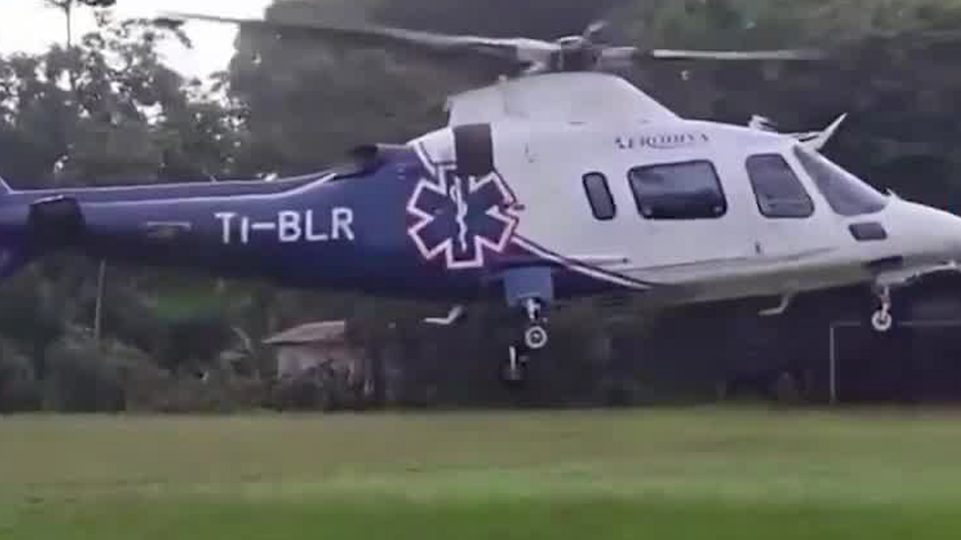 Niña en condición crítica tras caer a una piscina