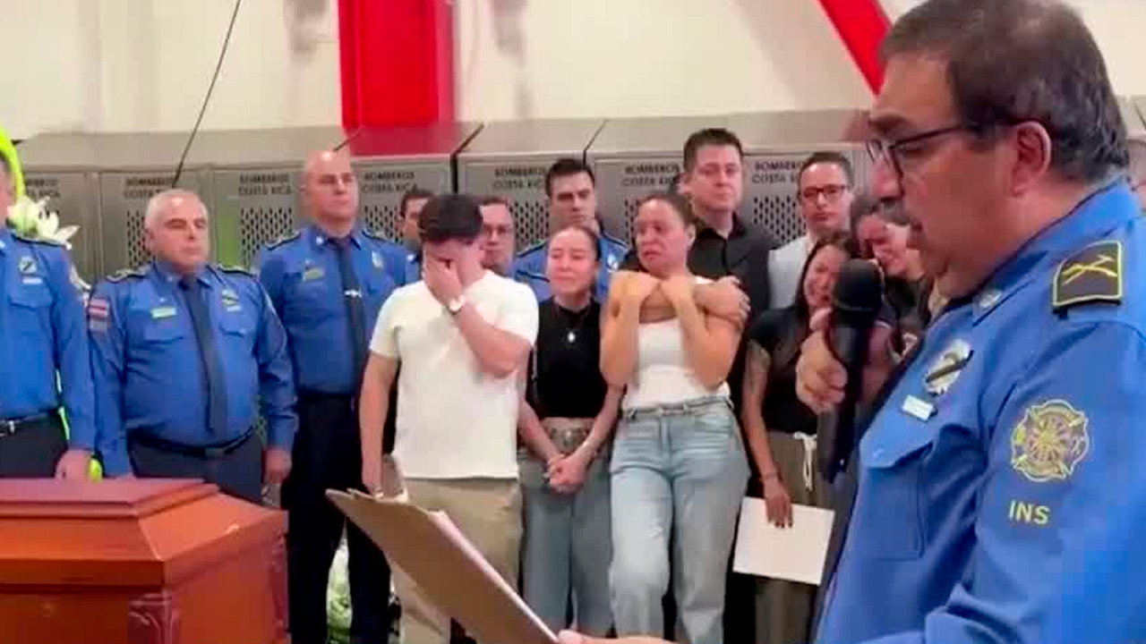 Bomberos despiden con honores a uno de los suyos